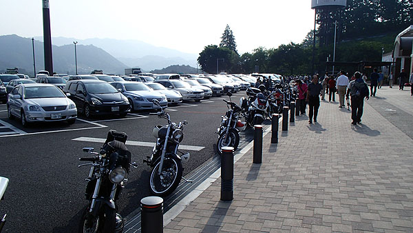談合坂SAはバイクの駐輪スペースが狭く溢れていた